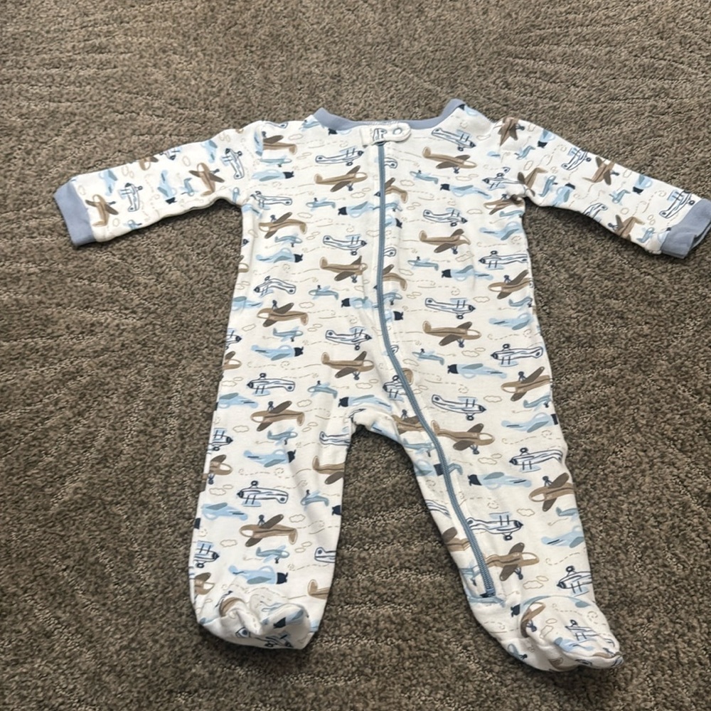 chick pea -3-6mo. Everyday Footie w adorable planes galore.👼